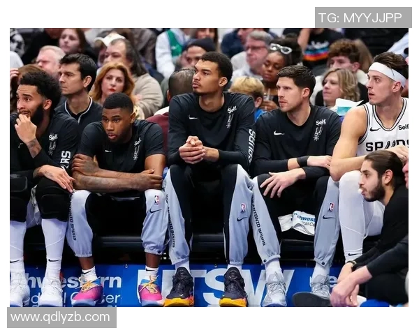 足球巨星转战篮球场展现惊人天赋与运动魅力的精彩瞬间